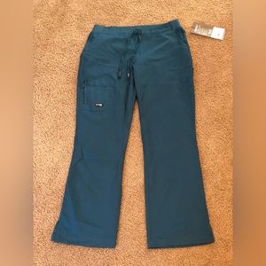 NWT Greys Anatomy by barco 6pkt cargo pants color bahama. Size small.